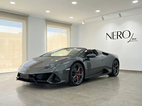 Lamborghini Huracan Evo Spyder — Showroom view A metallic grey Lamborghini Huracan Evo Spyder convertible is parked in a modern showroom with the NEROline logo in Barcelona.