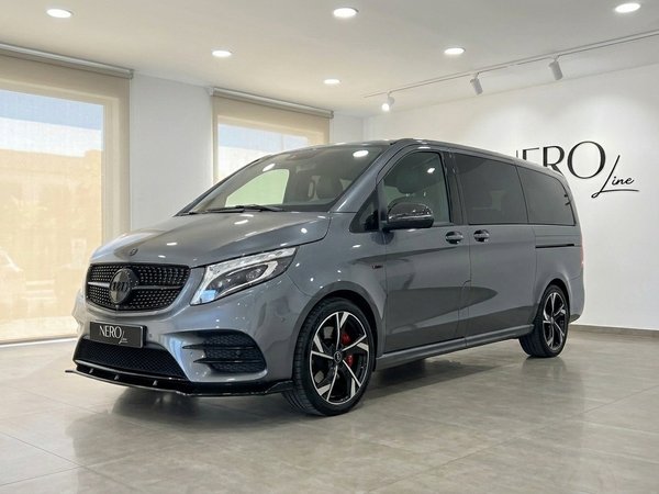 Mercedes-Benz V-Class 250d — Luxury van in Benidorm The gloss metallic Daytona Gray Mercedes-Benz V-Class 250d is showcased from a front three-quarter angle in a Benidorm showroom.