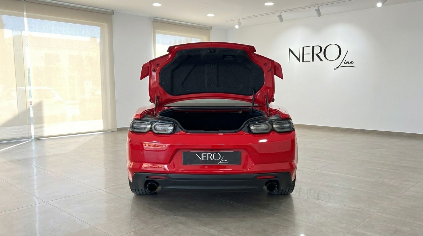 Vista traseira do Chevrolet Camaro conversível vermelho 2020 com a mala aberta, estacionado num showroom em Alicante.