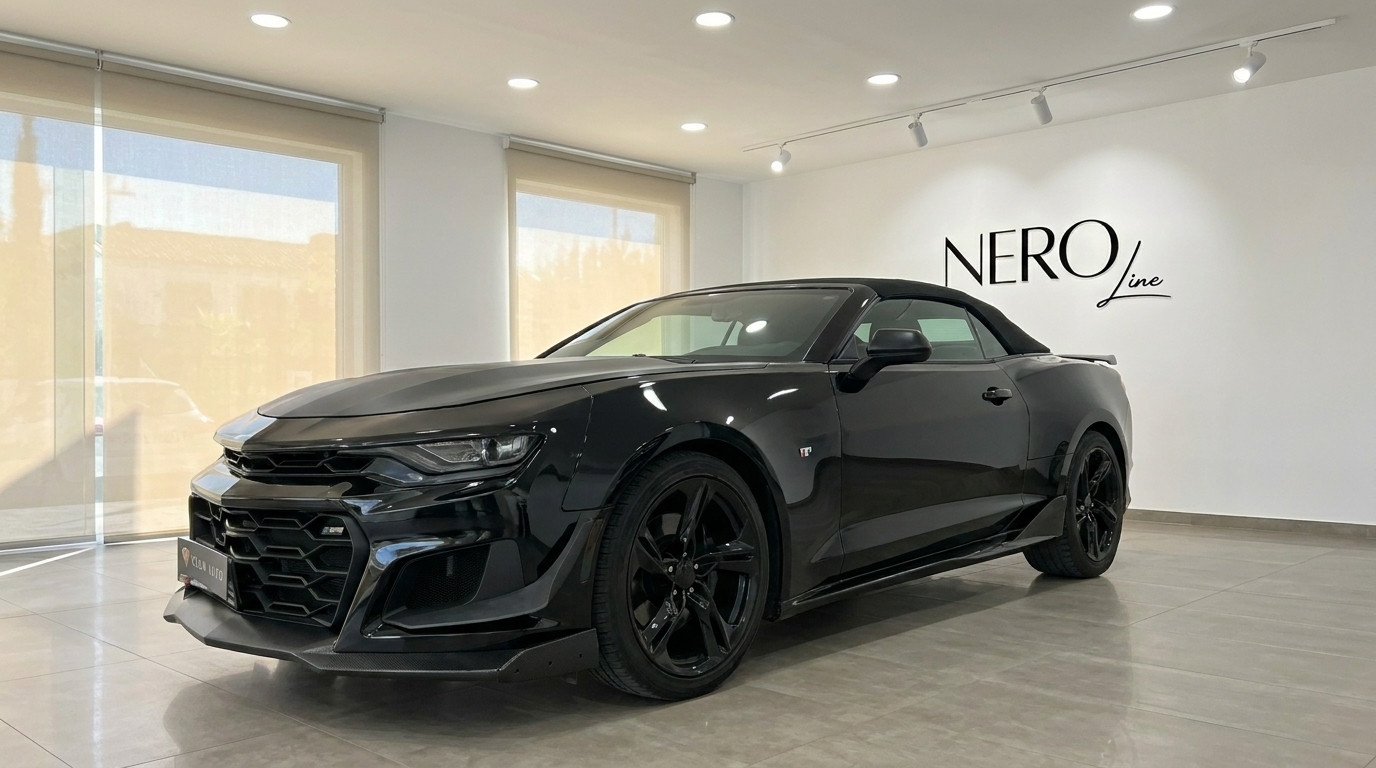 Chevrolet Camaro Cabriolet — Showroom em Alicante O elegante Chevrolet Camaro Cabriolet preto é exibido de um ângulo frontal-lateral num moderno showroom em Alicante.