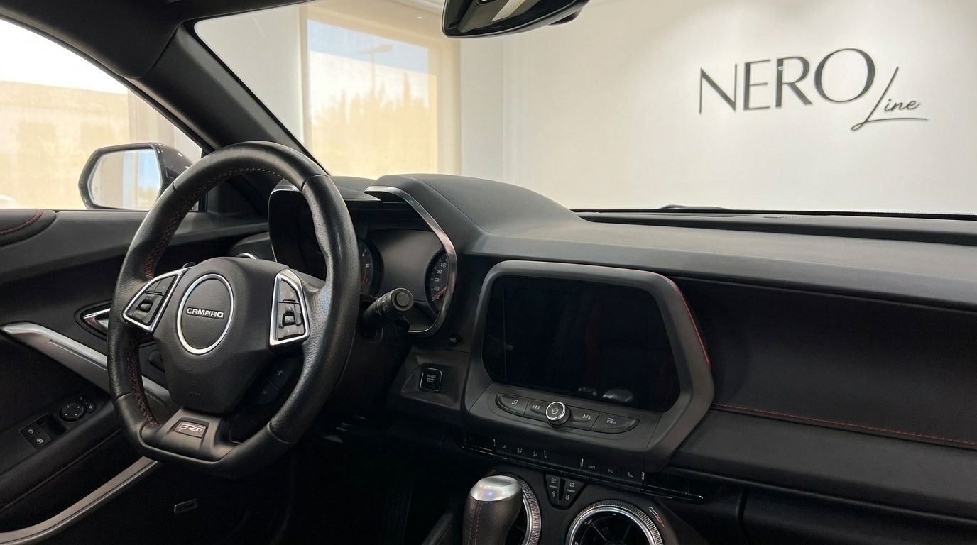 O interior do Chevrolet Camaro 2020 em Alicante, exibindo o volante, o painel e o ecrã de infoentretenimento.