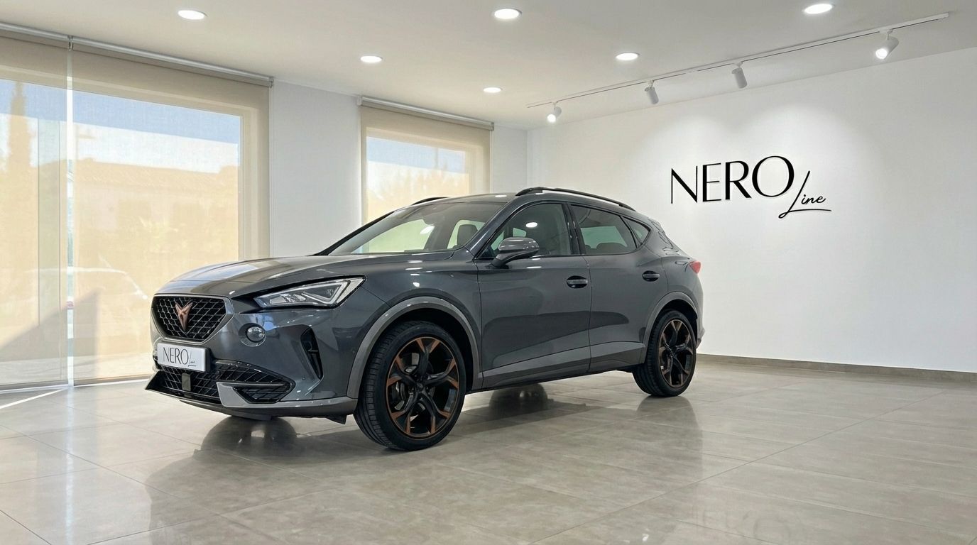 La Cupra Formentor VZ 2.0 TSI Grigio Grafene metallizzato è esposta da una vista tre quarti anteriore in uno showroom a Marbella.