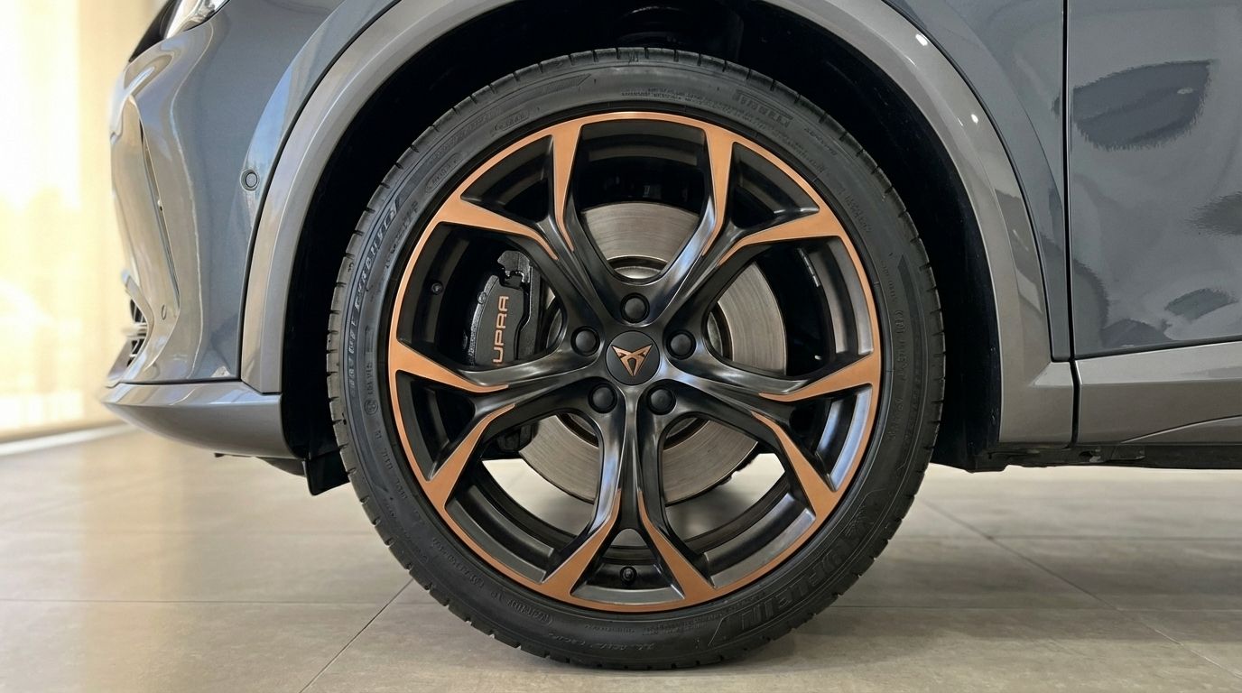 Primo piano della ruota anteriore della Cupra Formentor VZ con cerchi neri e bronzo distintivi e pinza freno, a Marbella.