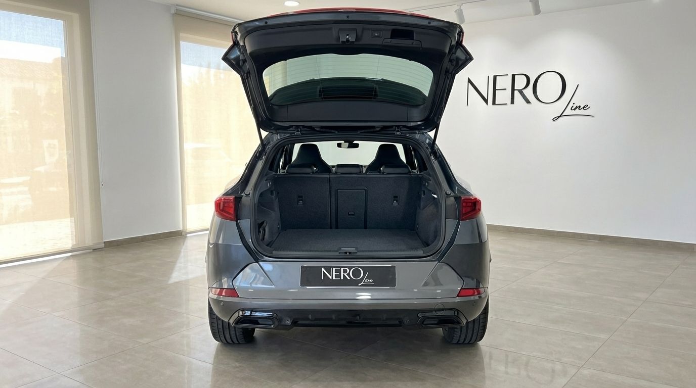 La Cupra Formentor VZ 2.0 TSI grigio grafene è mostrata da dietro con il suo spazioso bagagliaio aperto a Marbella.