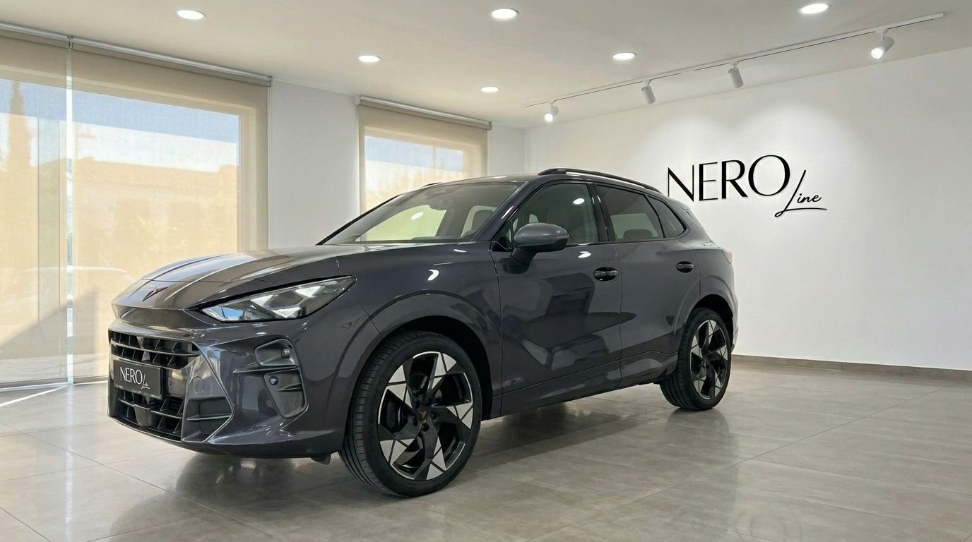 Cupra Terramar in glänzendem Dunkelgrau Metallic, präsentiert in einem Showroom mit dem Nero Line Logo, Alicante.