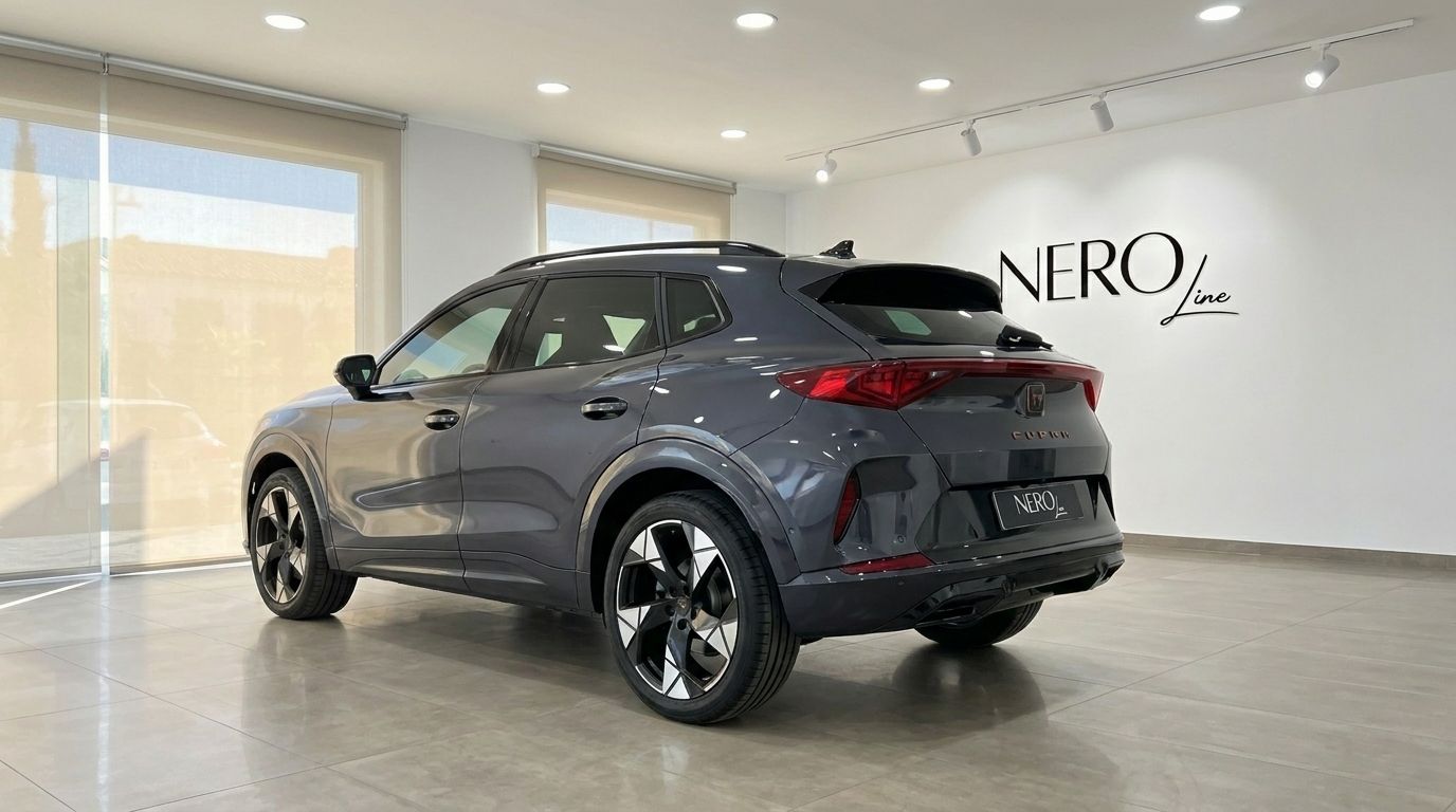 Der glänzende dunkelgraue Metallic 2026 Cupra Terramar SUV ist aus einer hinteren Dreiviertelansicht in einem Showroom in Alicante zu sehen.