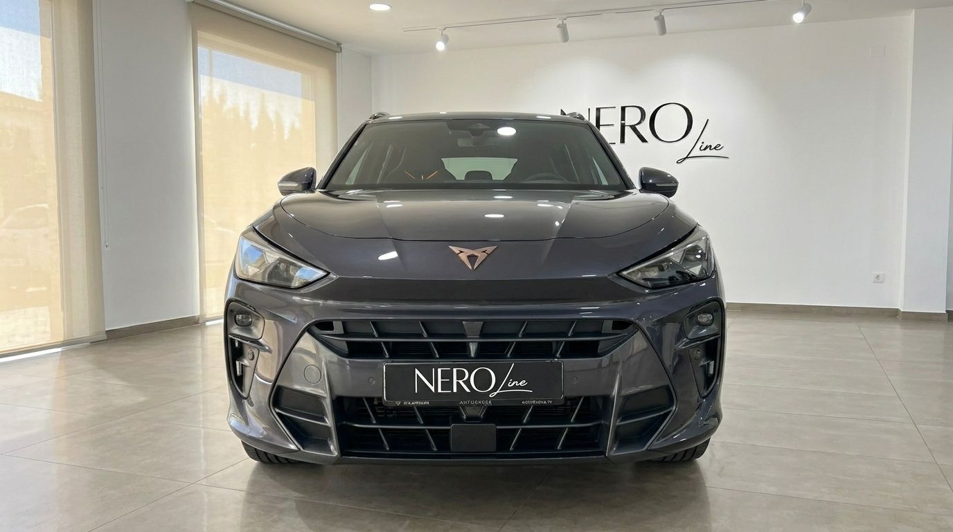 Frontansicht des glänzend dunkelgrau-metallic Cupra Terramar in einem Showroom in Alicante, zeigt Kühlergrill und Scheinwerfer.