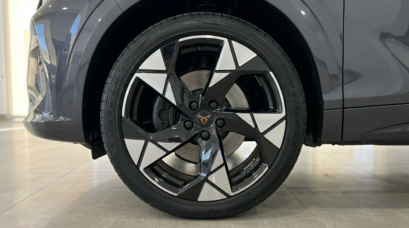 Das markante schwarz-silberne Leichtmetall-Vorderrad und die dunkelgrau-metallic Karosserie des Cupra Terramar sind in Alicante zu sehen.