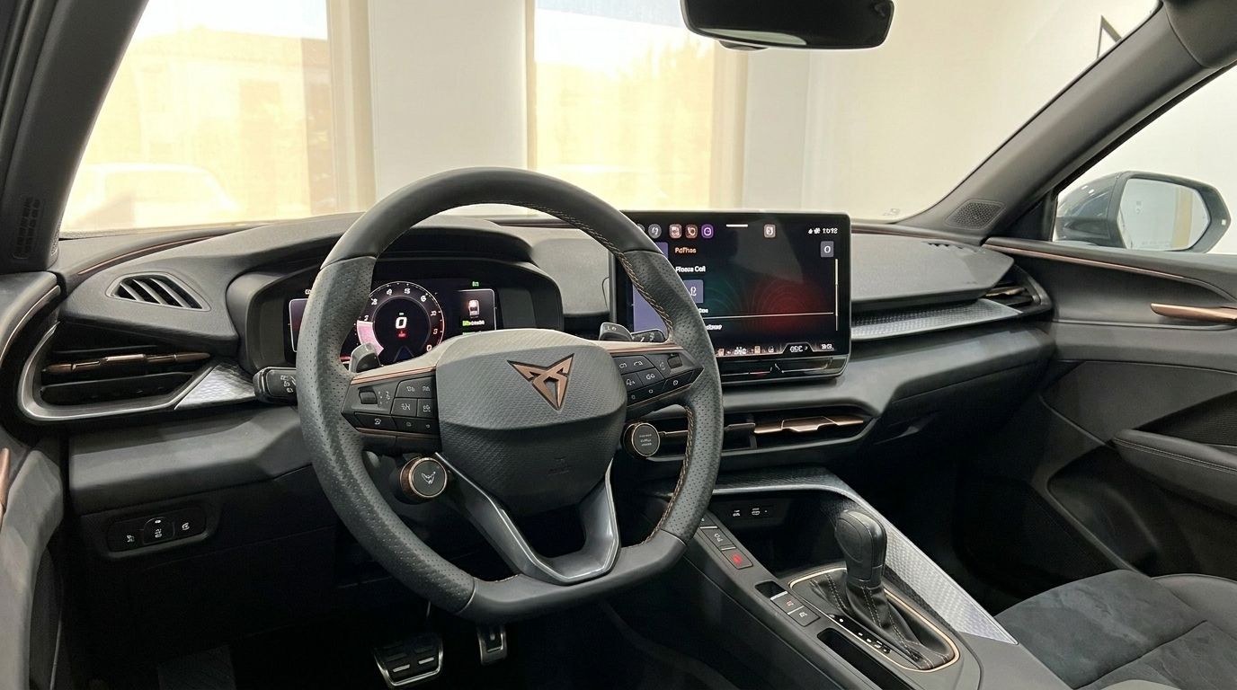 Das moderne Cockpit des Cupra Terramar in Alicante, mit seinem markanten Lenkrad, digitalen Anzeigen und luxuriösen Armaturenbrett.