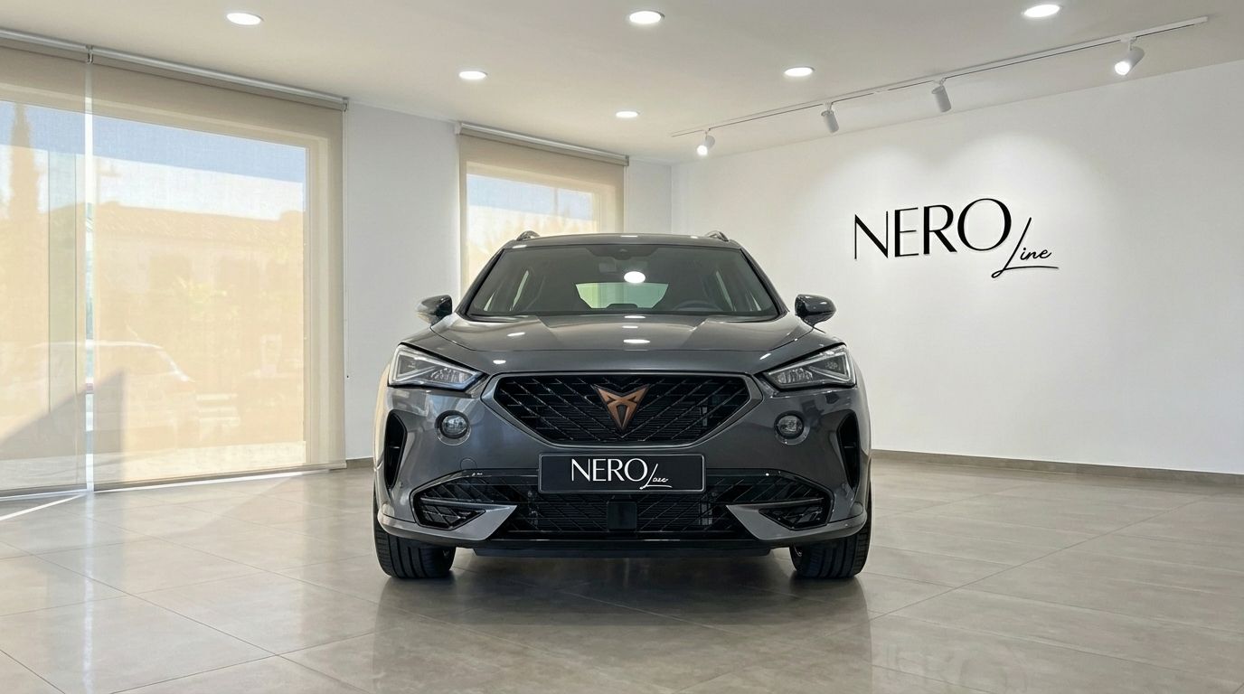 La Cupra Formentor VZ grigio grafene metallizzato è mostrata frontalmente, parcheggiata in uno showroom luminoso a Marbella.