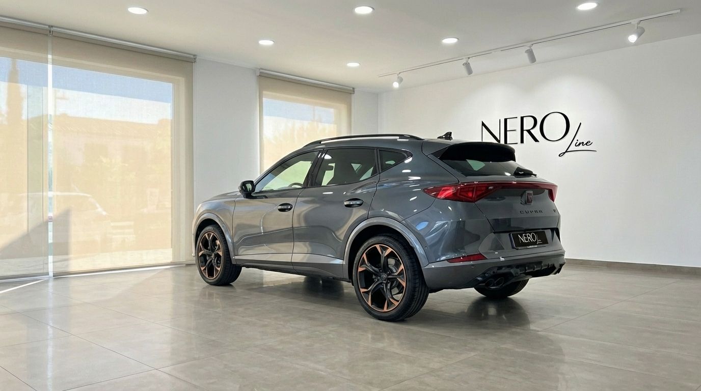 La Cupra Formentor VZ grigio grafene metallizzato è mostrata dall'angolo posteriore a tre quarti in uno showroom a Marbella.