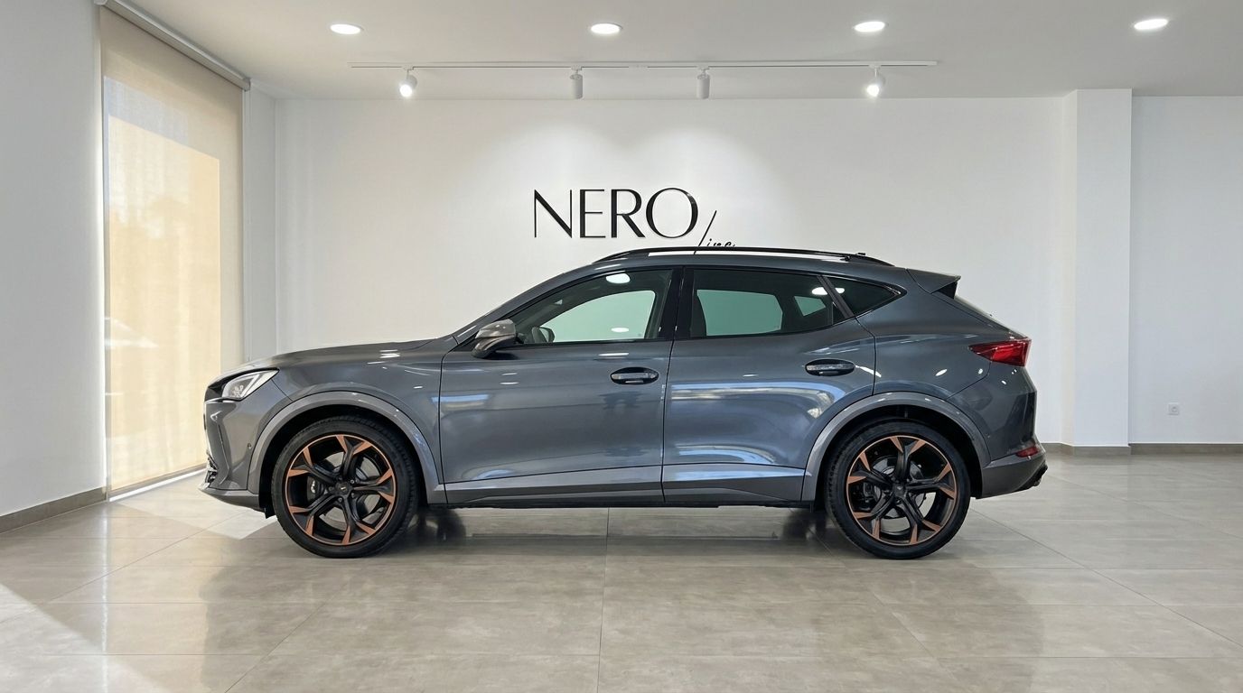 La Cupra Formentor VZ 2.0 TSI grigio grafene metallizzato è mostrata di profilo completo in uno showroom a Marbella.