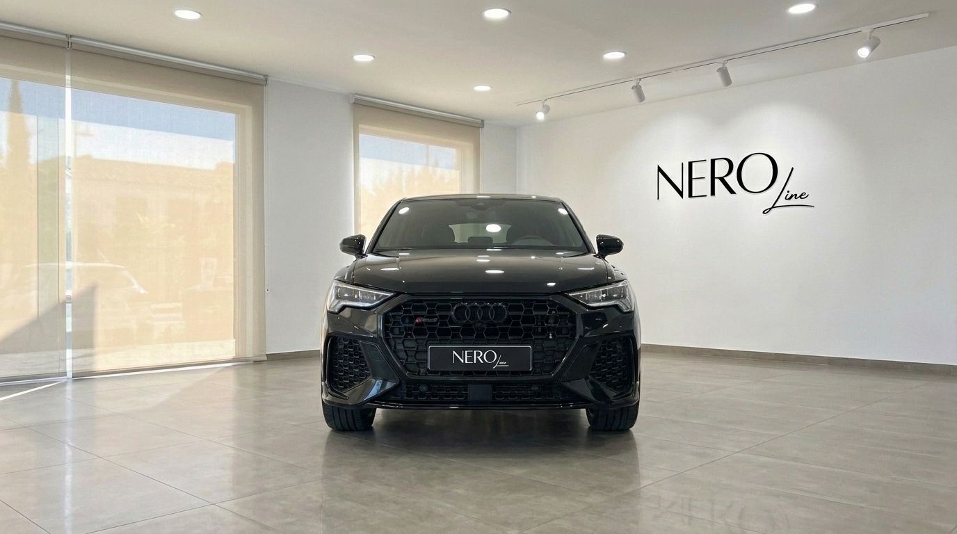 سيارة أودي RS Q3 سوداء متوقفة من الأمام في صالة عرض عليها شعار NEROline على الحائط في إيبيزا.