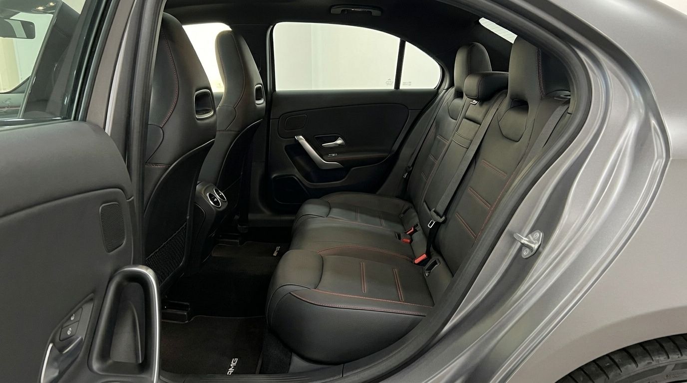 알리칸테에서 촬영된 메르세데스-벤츠 A35 AMG 리무진의 고급스러운 검은색 가죽 뒷좌석과 빨간 스티칭.