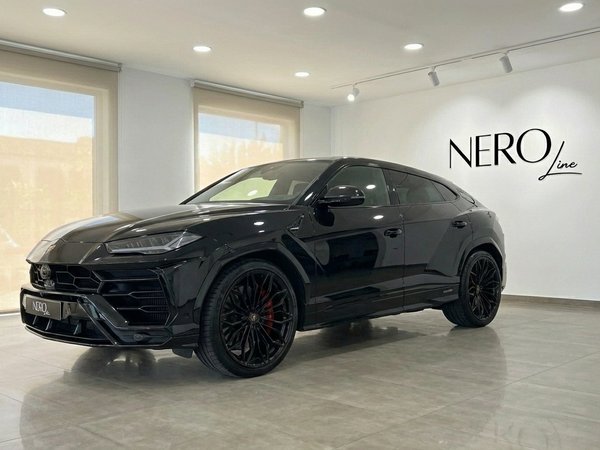 Lamborghini Urus SE — Showroom Display Alicante The sleek black Lamborghini Urus SE is prominently displayed in a modern showroom in Alicante, captured from a front three-quarter angle.