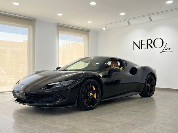 فيراري 296 GTB — سيارة فاخرة في معرض إيبيزا سيارة فيراري 296 GTB سوداء لامعة وأنيقة موديل 2023 معروضة من زاوية أمامية ثلاثية الأرباع في صالة عرض مشرقة بإيبيزا.