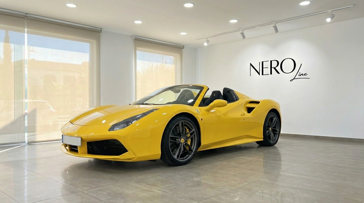 Ferrari 488 Spider — Vista frontal tres cuartos en Madrid Un Ferrari 488 Spider descapotable amarillo de 2020 está aparcado en el interior, mostrando su elegante vista frontal tres cuartos en Madrid.