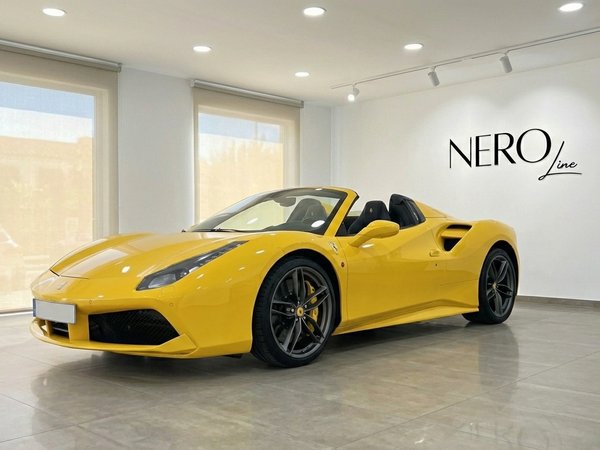 Ferrari 488 Spider — Vista frontal tres cuartos en Madrid Un Ferrari 488 Spider descapotable amarillo de 2020 está aparcado en el interior, mostrando su elegante vista frontal tres cuartos en Madrid.