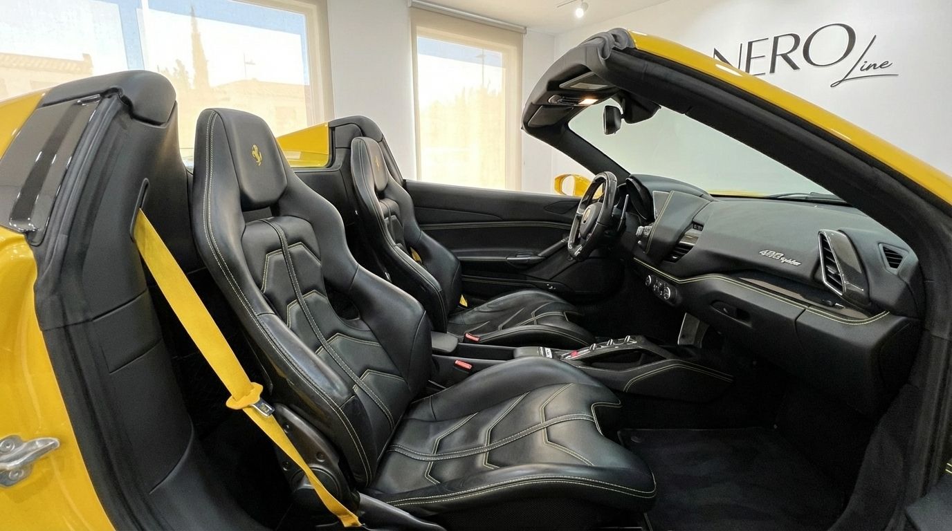 Lujoso interior de cuero negro del Ferrari 488 Spider con costuras y cinturones amarillos, visto desde el lado del pasajero en Madrid.