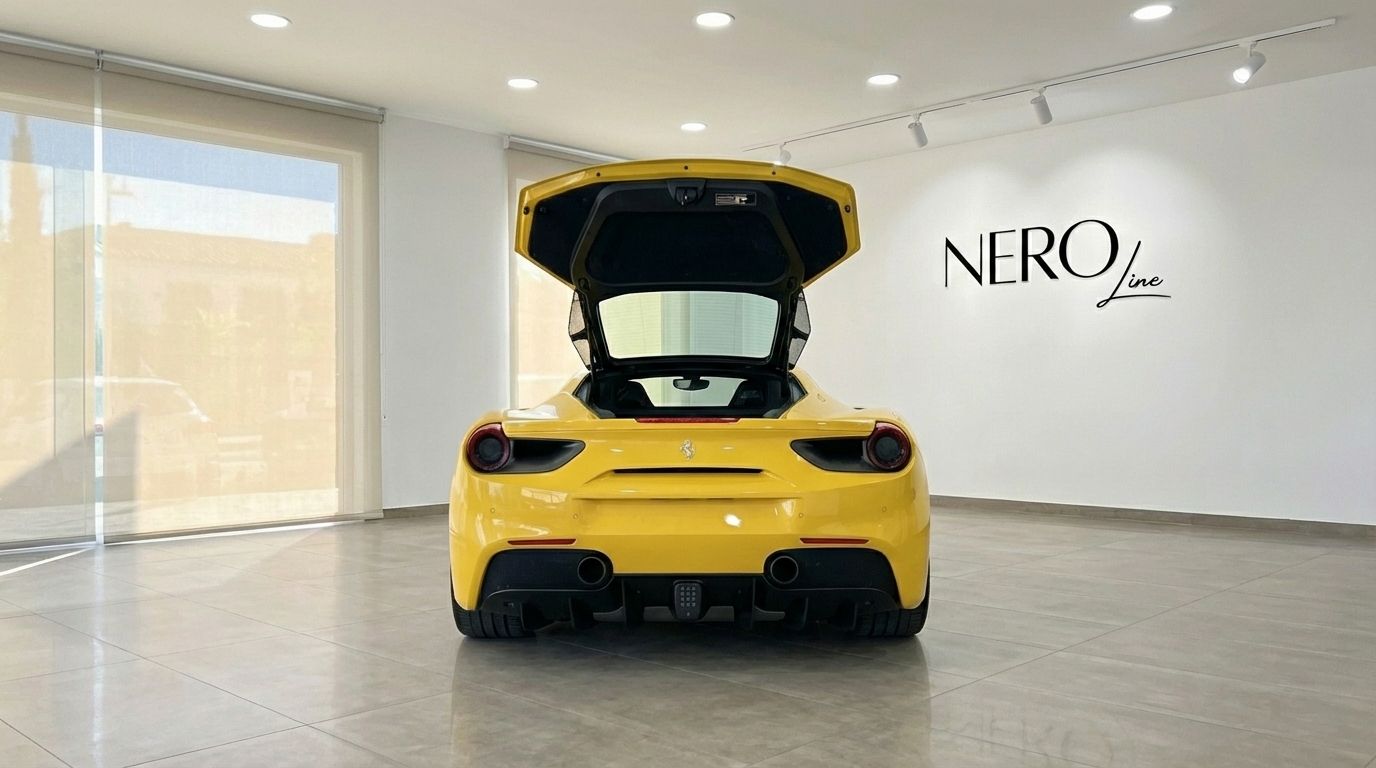 Un llamativo Ferrari 488 Spider amarillo se ve desde la parte trasera con el compartimento del motor abierto, expuesto en una moderna sala de exposición en Madrid.