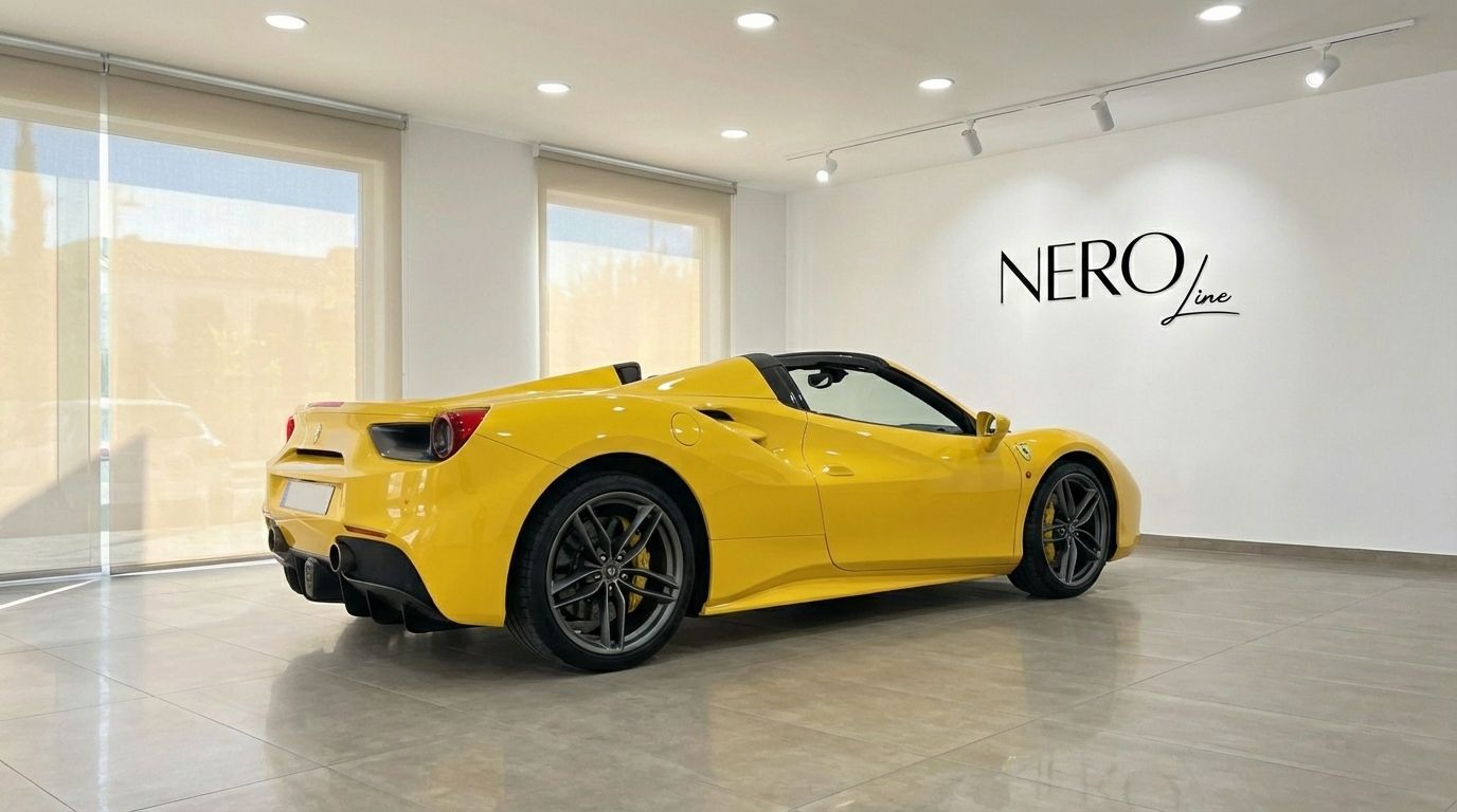 Un Ferrari 488 Spider convertible amarillo, visto desde el ángulo trasero tres cuartos, estacionado en un luminoso showroom en Madrid.