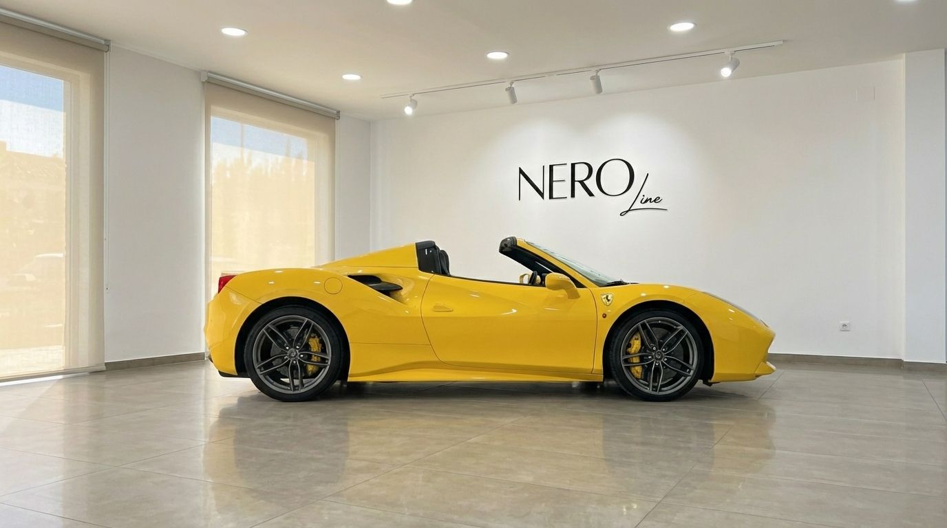 El Ferrari 488 Spider convertible amarillo se exhibe en un showroom de Madrid, visto de perfil con la capota bajada.