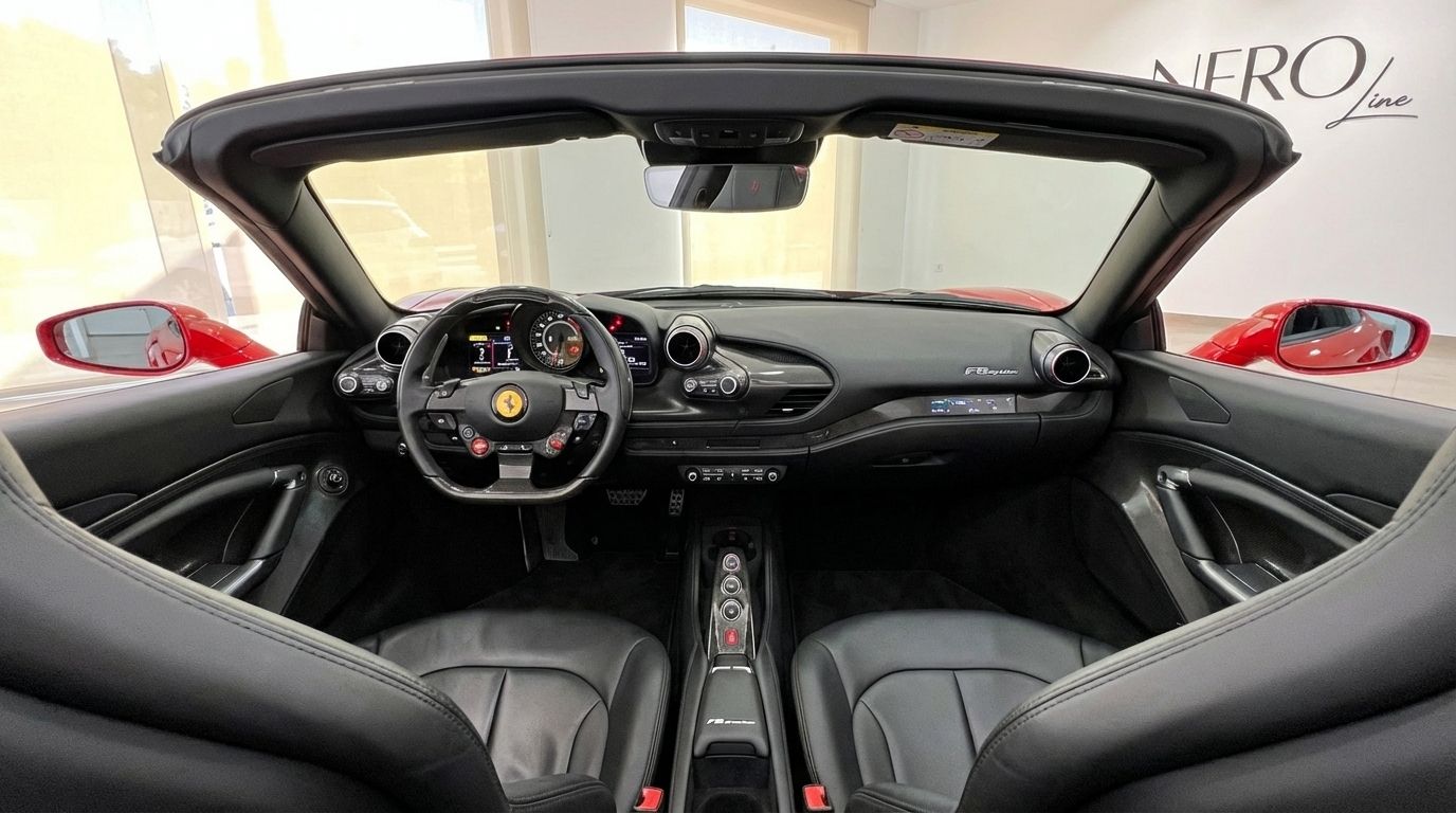 Das luxuriöse schwarze Lederinterieur, Armaturenbrett und Lenkrad des Ferrari F8 Spider sind aus der Fahrerperspektive in Madrid sichtbar.