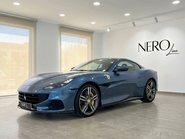 Ferrari Portofino M — Showroom display Mallorca The metallic Blu Roma 2022 Ferrari Portofino M is showcased in a front three-quarter view inside a showroom in Mallorca.