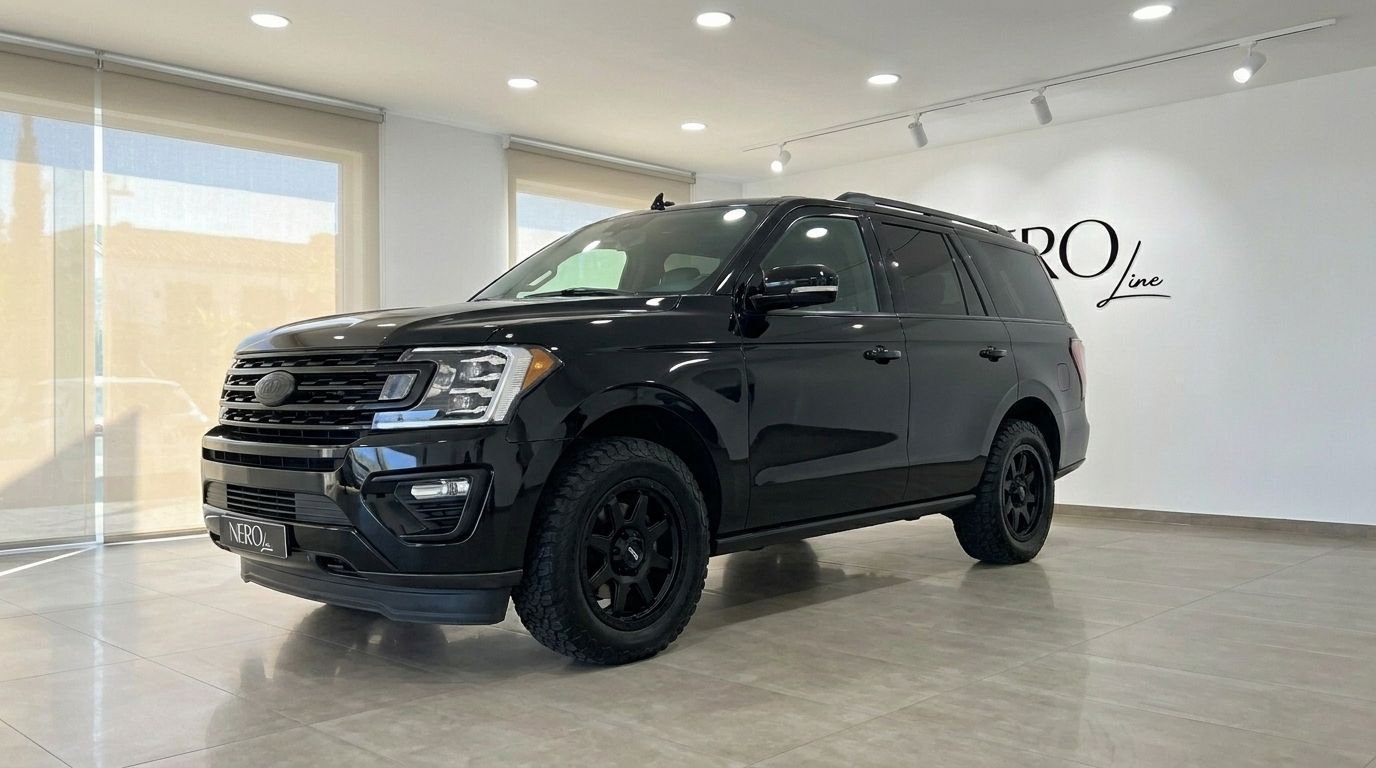 Der schwarze Ford Expedition 2020 wird aus einer vorderen Dreiviertelansicht in einem modernen Showroom in Alicante präsentiert.
