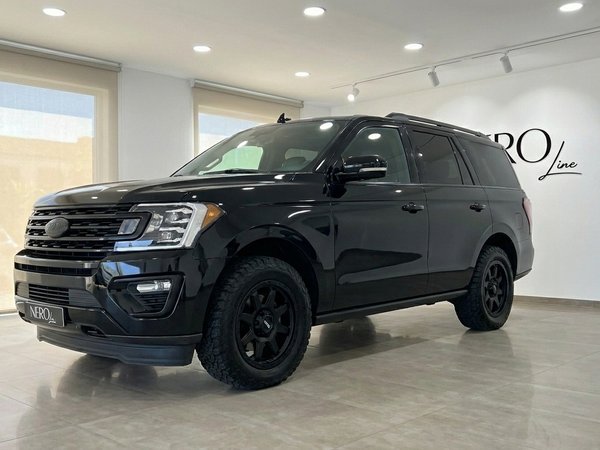 Ford Expedition — Vordere Dreiviertelansicht, Alicante Der schwarze Ford Expedition 2020 wird aus einer vorderen Dreiviertelansicht in einem modernen Showroom in Alicante präsentiert.