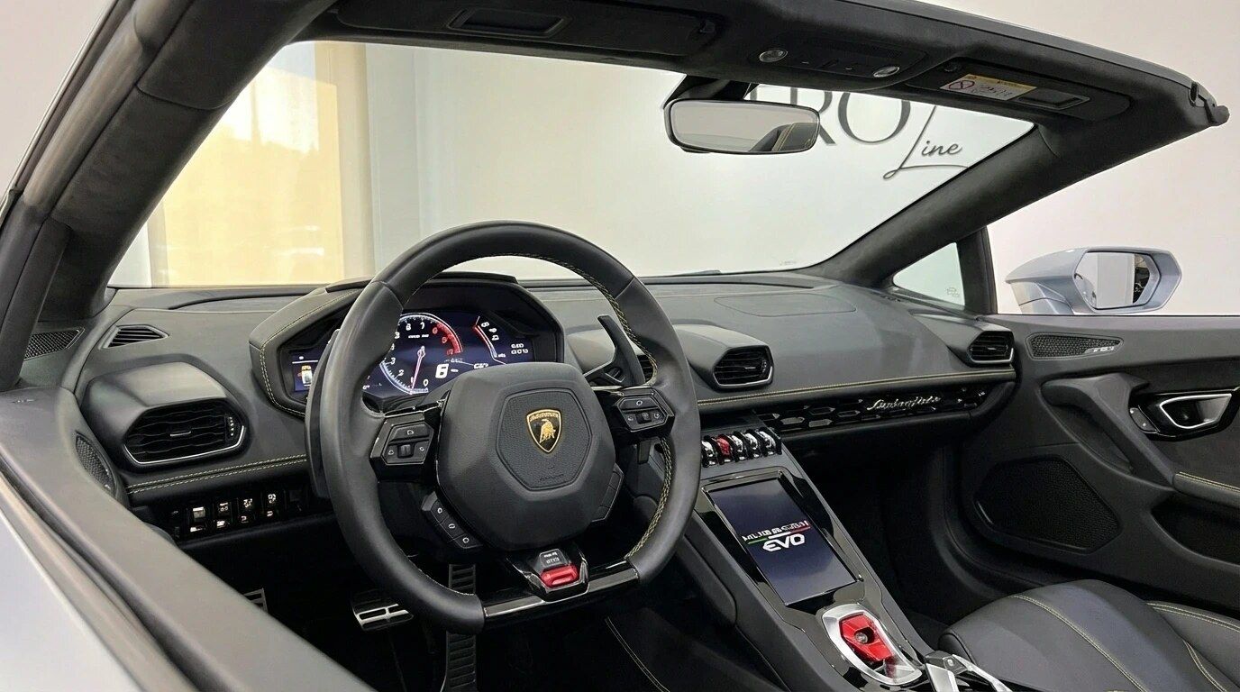 Das luxuriöse Interieur des Lamborghini Huracan Evo Spyder, mit Lenkrad, digitalem Armaturenbrett und Mittelkonsole in Ibiza.