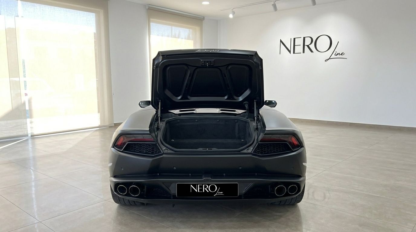 Der mattschwarze Lamborghini Huracan Spyder ist von hinten mit offenem vorderen Kofferraum in einem Ausstellungsraum in Marbella zu sehen.