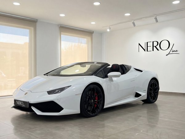 Lamborghini Huracan Spyder — Showroom in Valencia The white Lamborghini Huracan Spyder convertible is showcased from a front three-quarter view inside a modern showroom in Valencia.