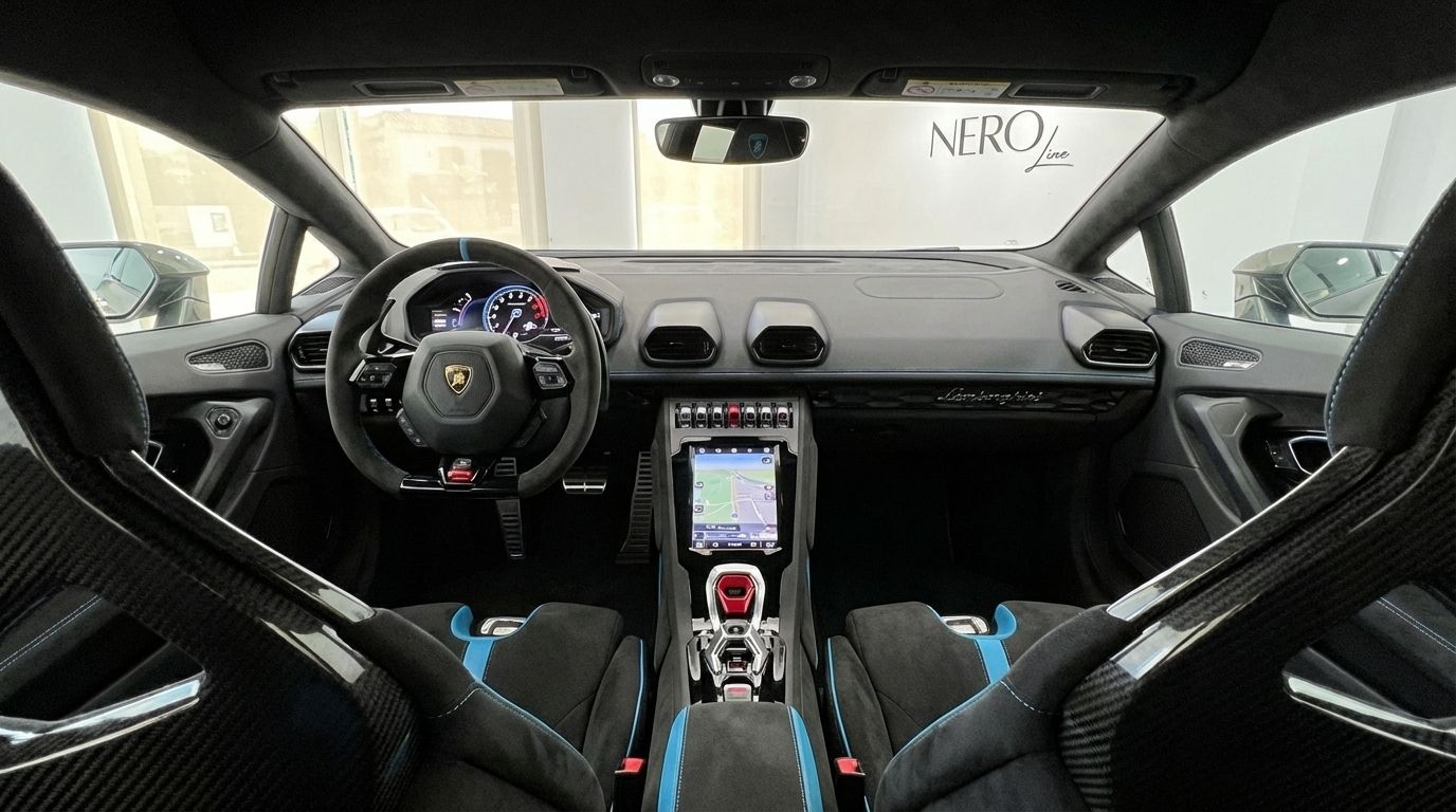 El lujoso habitáculo del Lamborghini Huracan Tecnica en Madrid, con volante, pantalla digital y asientos de fibra de carbono.
