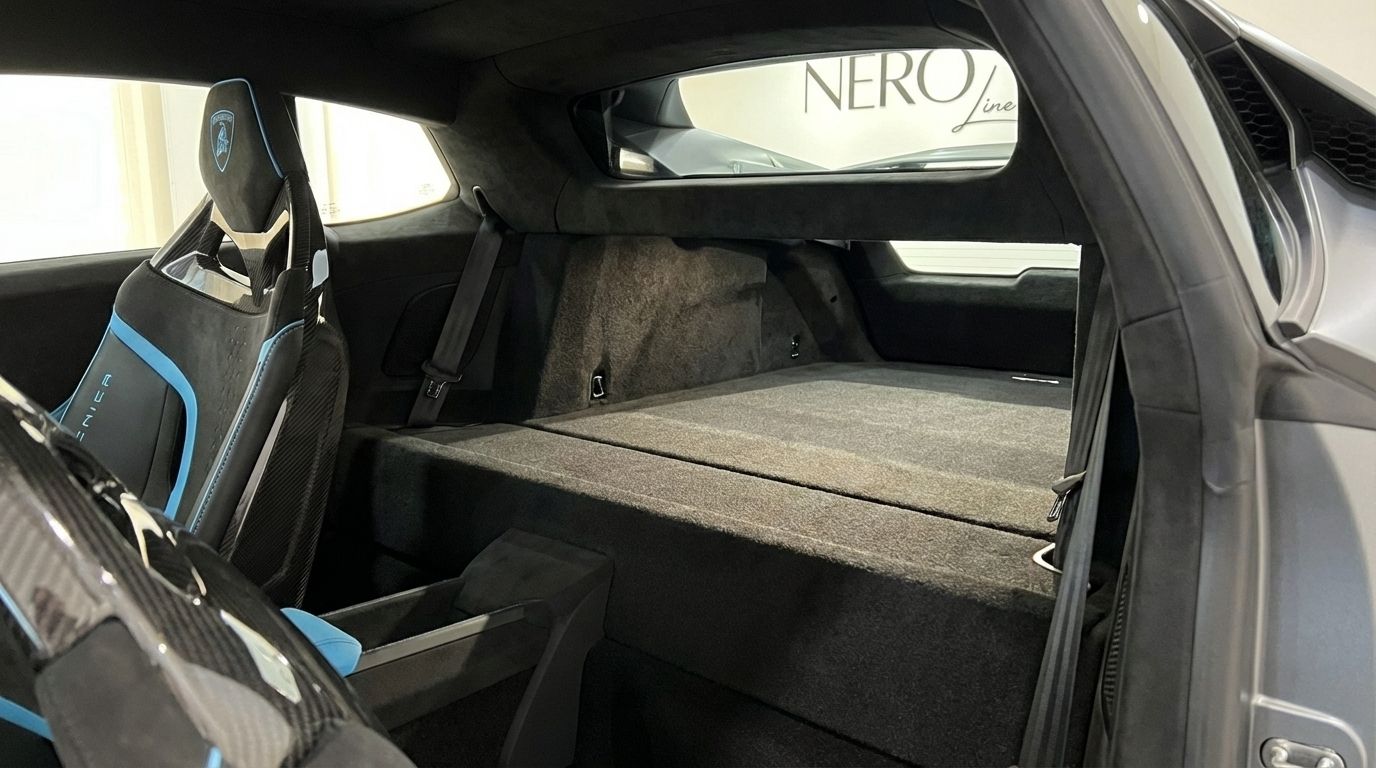 La zona de carga trasera y el asiento del conductor con detalles azules del Lamborghini Huracan Tecnica son visibles en Madrid.