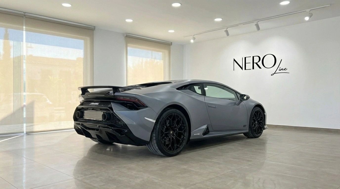 El Lamborghini Huracan Tecnica gris mate se muestra desde un ángulo trasero de tres cuartos en un concesionario en Madrid.