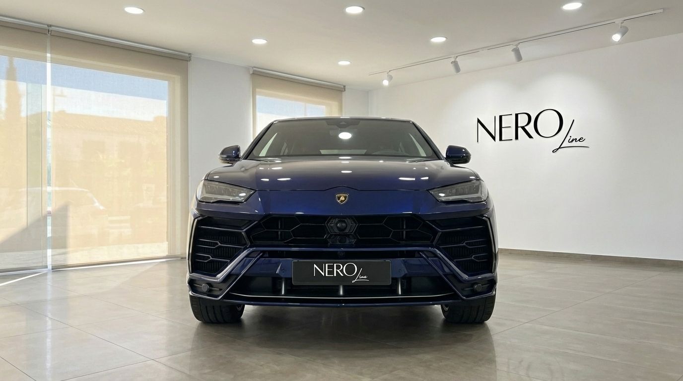 ダークブルーのランボルギーニ ウルスがマドリードのショールームで正面から堂々と展示されています。
