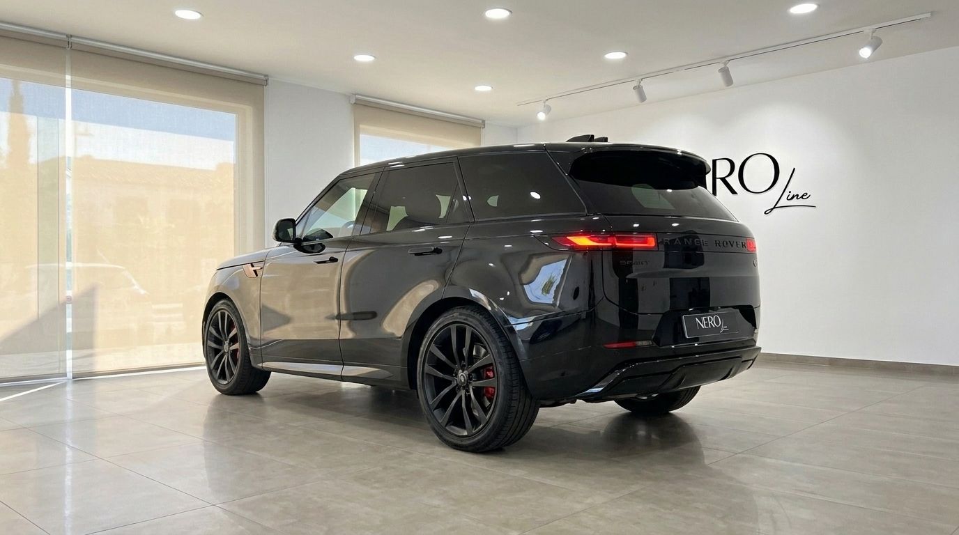 Le Land Rover Range Rover Sport Dynamic SE noir de 2023 est présenté sous l'angle arrière trois-quarts dans un showroom à Ibiza.