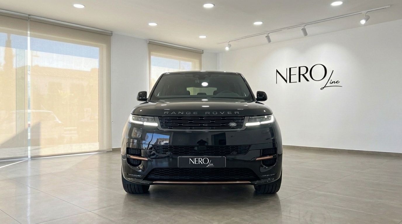 Vue de face d'un Land Rover Range Rover Sport Dynamic SE noir 2023, garé dans un showroom à Ibiza, mettant en valeur sa calandre et ses phares.