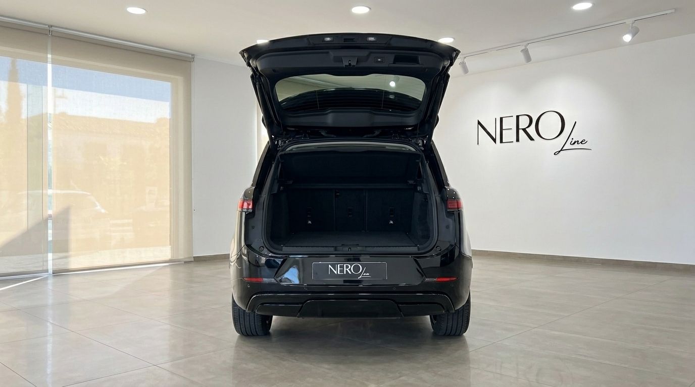 Le Land Rover Range Rover Sport Dynamic SE noir est vu de l'arrière avec son coffre ouvert dans un showroom à Ibiza.