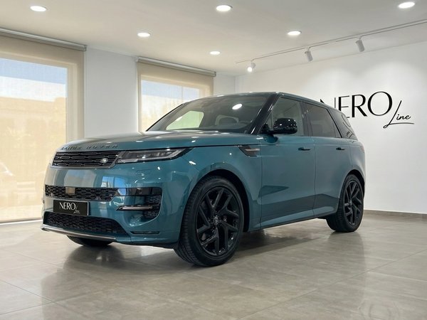 Land Rover Range Rover Sport — Azul verdoso en Madrid El Land Rover Range Rover Sport 2023 azul verdoso está aparcado en un concesionario en Madrid, visto desde un ángulo frontal tres cuartos.