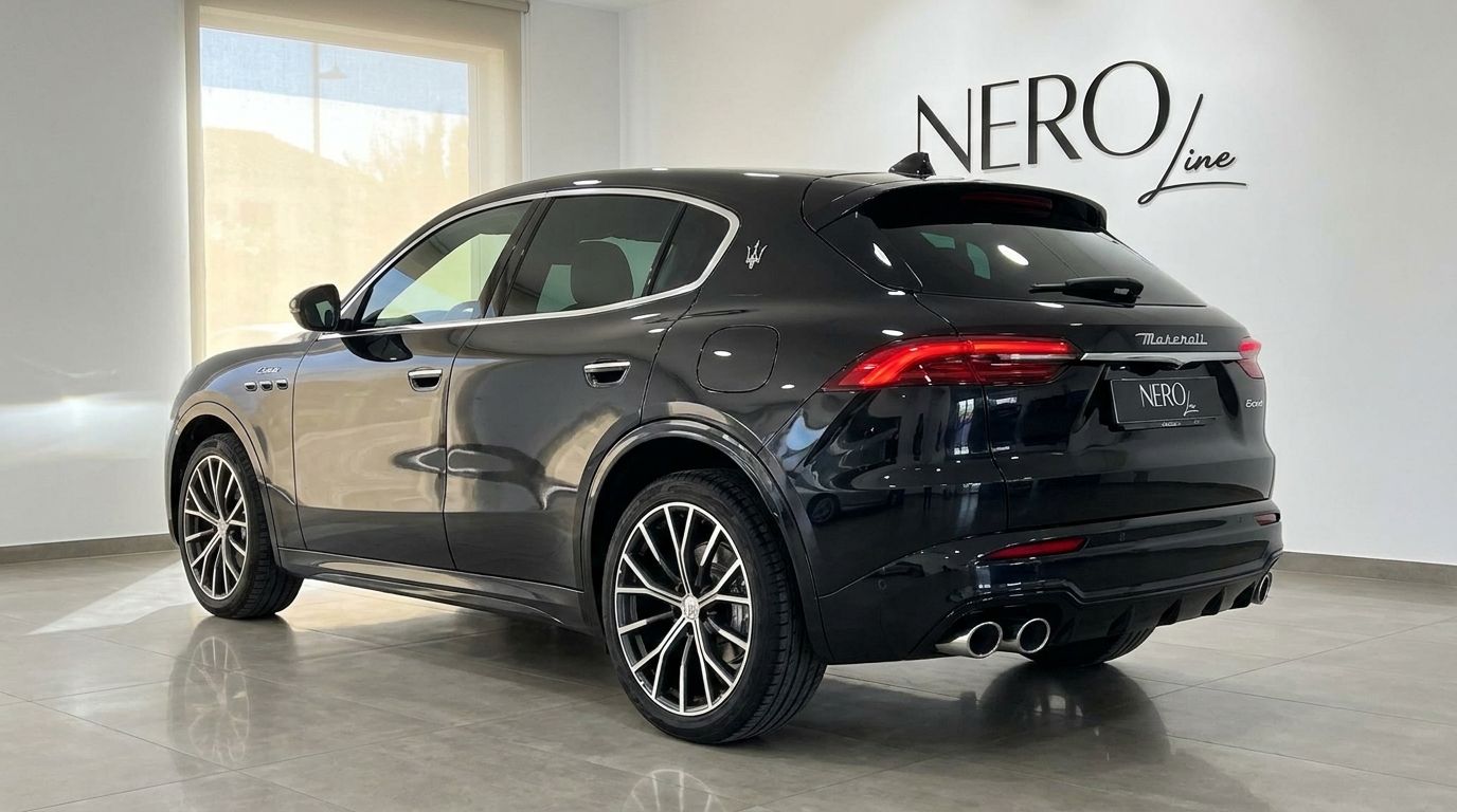 Il SUV Maserati Grecale nero del 2024 è esposto da una vista posteriore a tre quarti all'interno di uno showroom a Marbella.