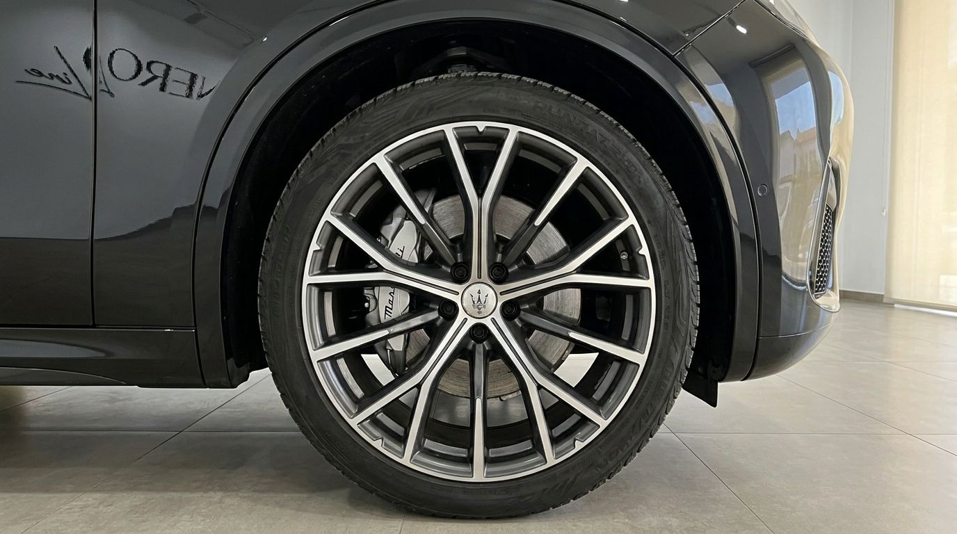 The front wheel of the 2024 Maserati Grecale in gloss black, showcasing its elegant multi-spoke alloy design in Marbella.