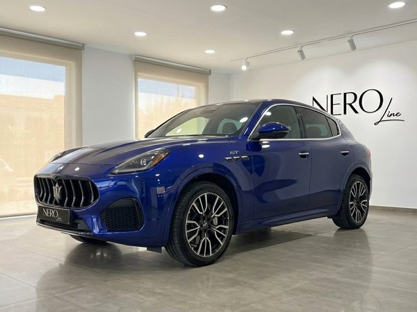 Maserati Grecale 2026 — Front view in Benidorm The metallic blue Maserati Grecale 2026 is prominently displayed from a front three-quarter angle inside a showroom in Benidorm.