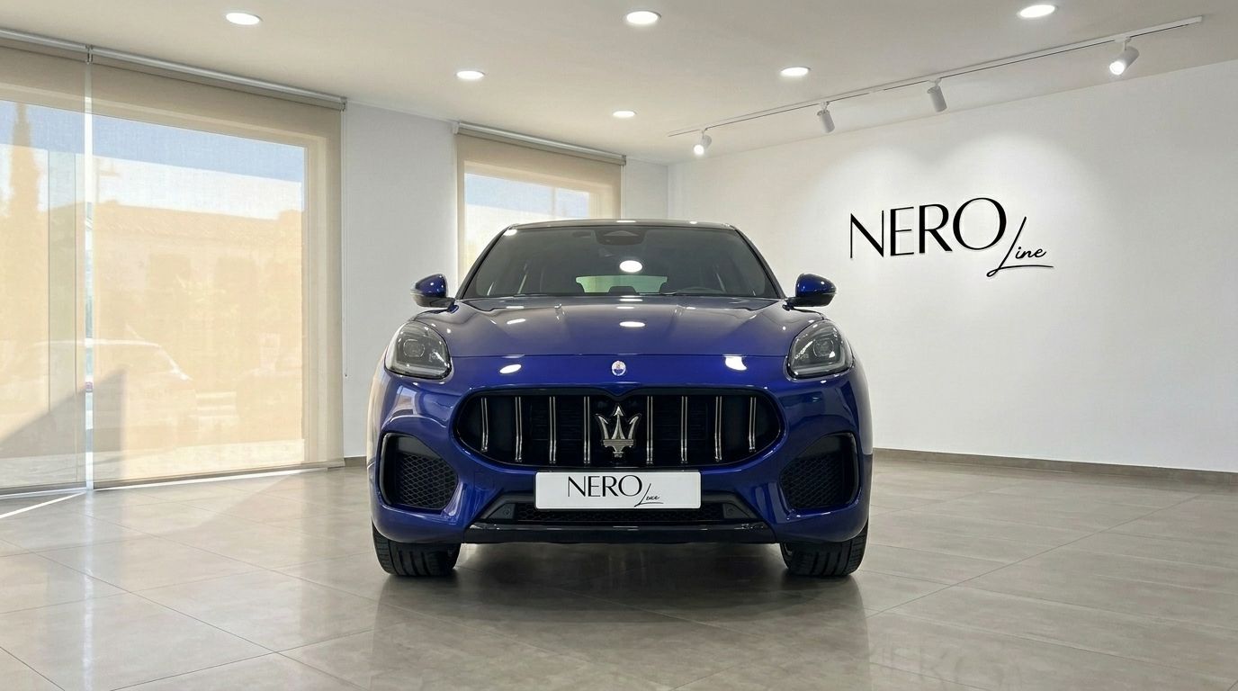 The metallic blue Maserati Grecale 2026 is prominently displayed from the front in a showroom in Benidorm.