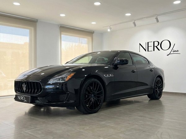 Maserati Quattroporte Sq4 Nerissimo — Шоурум Мадрид Черный Maserati Quattroporte Sq4 Nerissimo представлен в ракурсе три четверти спереди внутри автосалона в Мадриде.