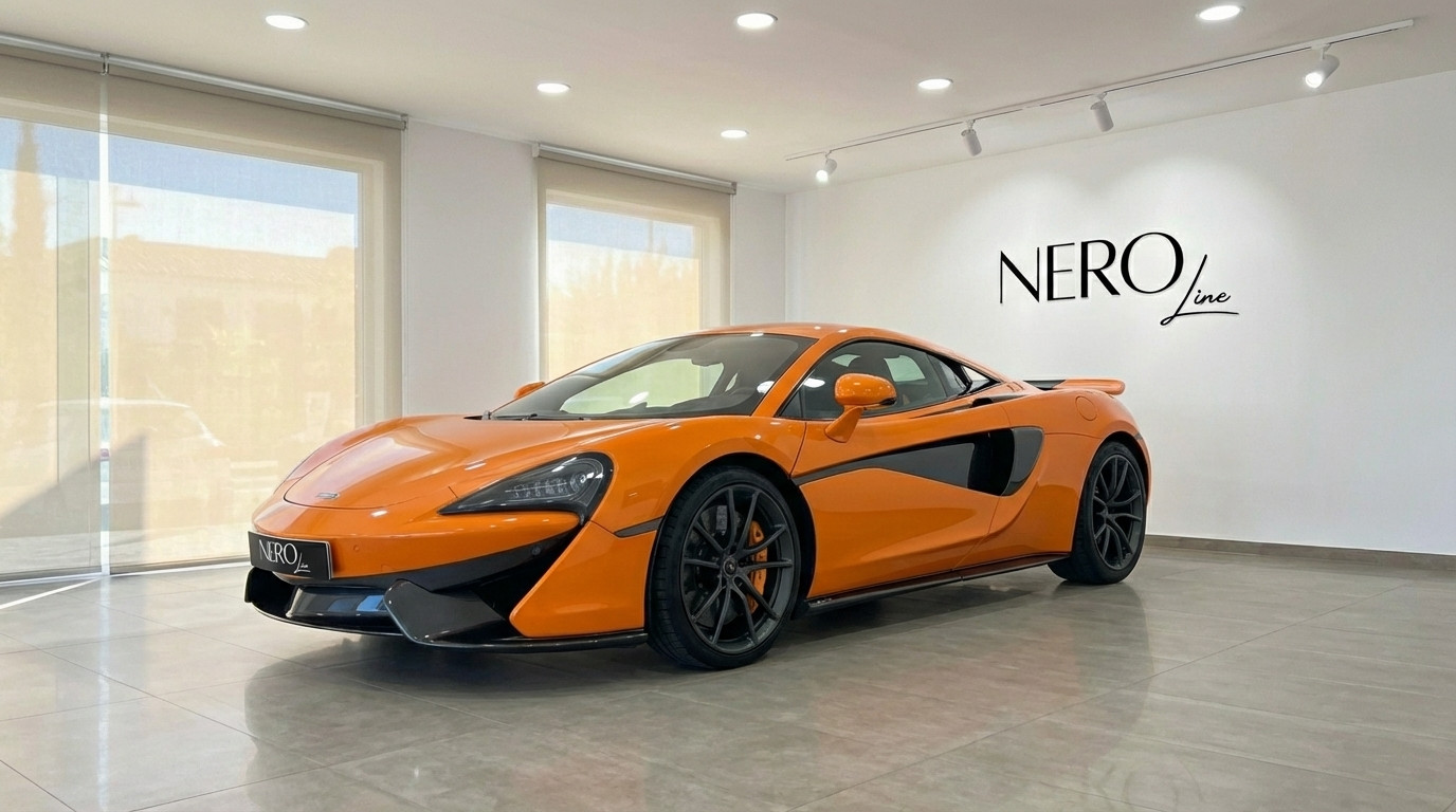 McLaren 570S Spider — Vista de showroom Madrid El McLaren 570S Spider naranja está aparcado en un concesionario, capturado desde un ángulo frontal tres cuartos en Madrid.