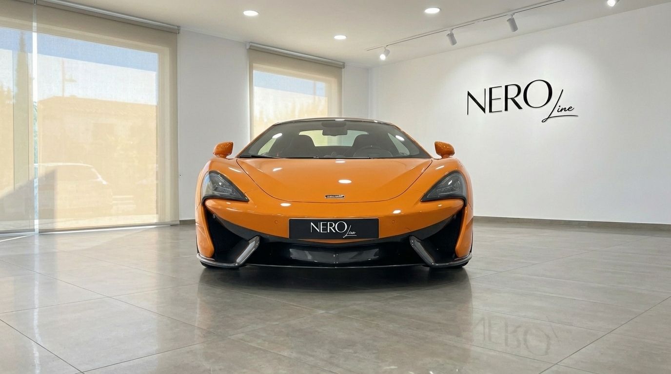 El McLaren 570S Spider naranja se muestra prominentemente desde una vista frontal dentro de una sala de exposición en Madrid.