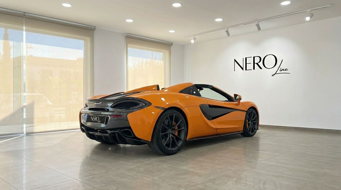 El McLaren 570S Spider naranja está aparcado en un concesionario, visto desde su ángulo trasero tres cuartos en Madrid.