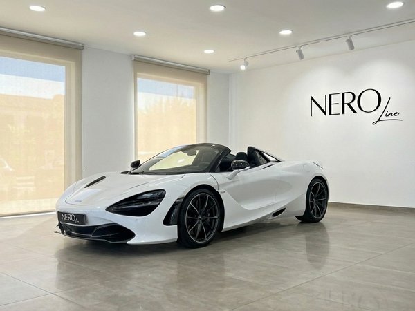 McLaren 750S Spider — Showroom view Barcelona White McLaren 750S Spider convertible, shown from a front three-quarter view inside a modern showroom in Barcelona.